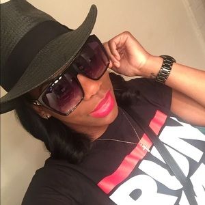 Meet your Posher, Monique